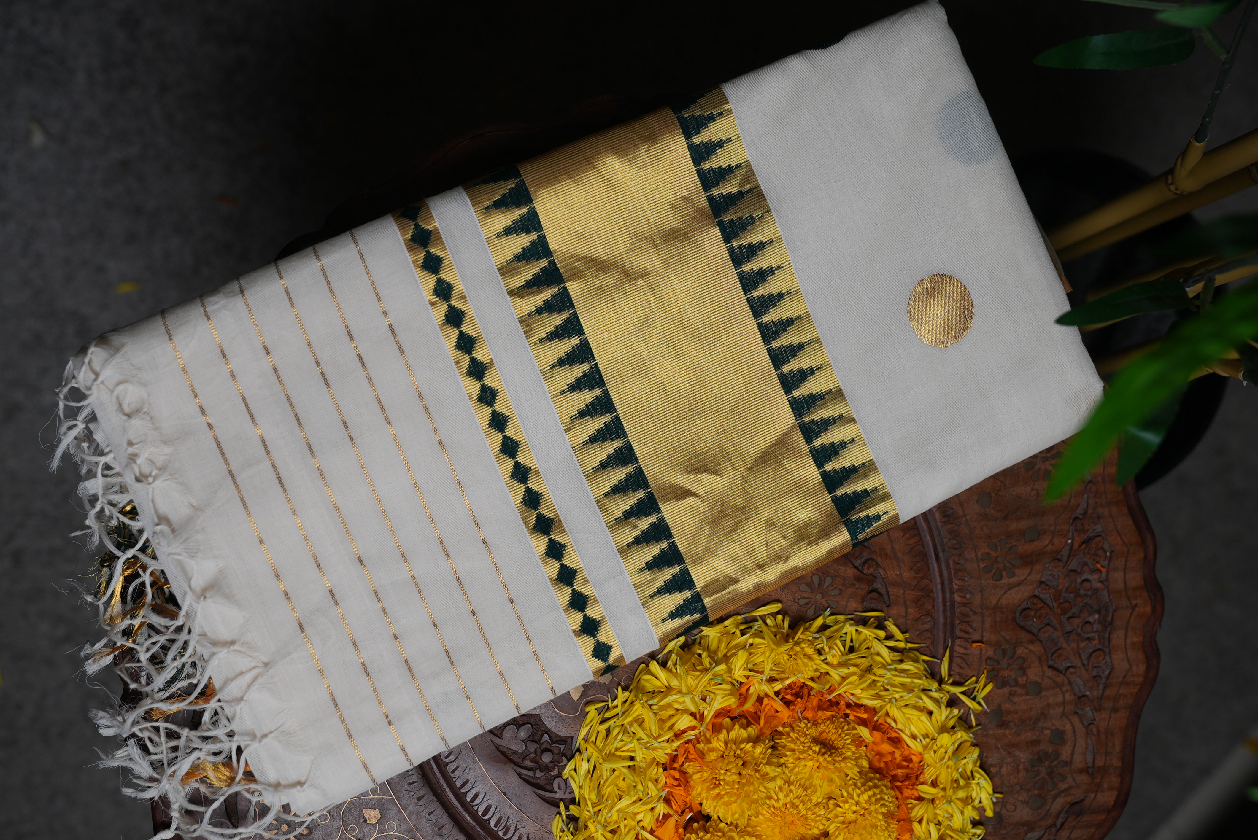 Pure Balaramapuram Handloom Premium Onakkappavu Kasavu Saree – Green Temple Line, Polka Dots